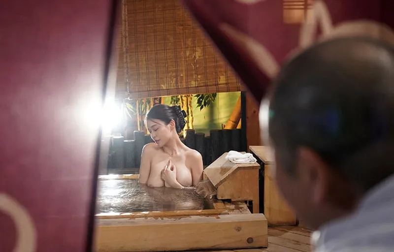 Bạn gái của con trai bị bố người chồng nhìn trộm khi đang tắm rồi phang đến mang thai