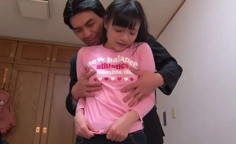 Bố dượng dụ đứa cục cưng riêng ngây thơ của vợ